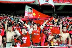 永平易近（金宋 饰）固然玩皮，但仍算懂事。他天天下学往卖冰激凌赚钱就是为了给得了眼疾的母亲买一副墨镜。终究母亲仍是发现了他这个奥秘，他忍着委屈的泪水，任由母亲叱骂抽打。由于身世清贫，他常遭到同窗们的欺侮，履历很多让他的心智比同龄的孩子要成熟。 一个从首尔转校到永平易近班上的女孩，名叫雨莲（李世英 饰）这个秀气的女孩，更自动示好。但雨莲把永平易近写的情书叫给了教员，被教员叱骂一番的永平易近究竟结果是孩子，在桌子上画上三八线暗示不再跟雨莲交往。一次，永平易近英勇救起了掉足落水的雨莲，也知道了雨莲背后的故事。自此，两个布景完全的孩子成了老友。